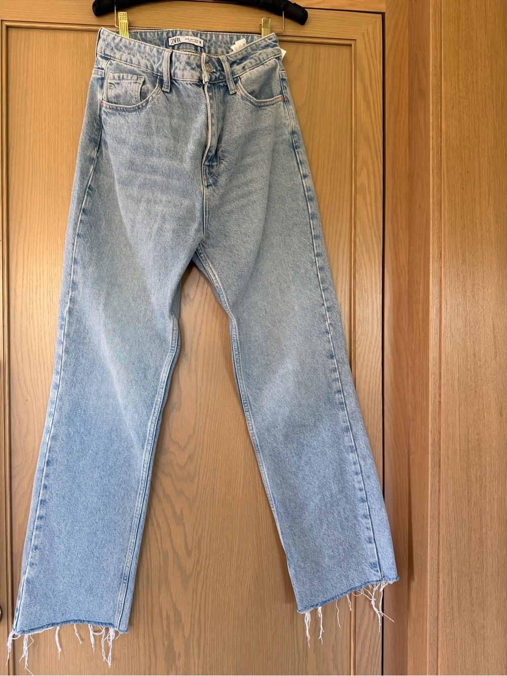 Zara Women's Light Wash Straight-Leg Jeans Frayed Raw Hemline / 6